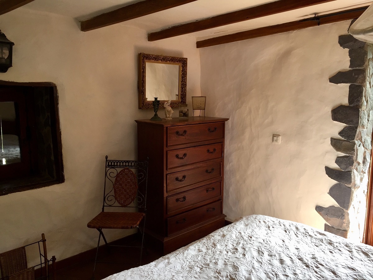 Dormitory in an old canarian land house with antique furnitures