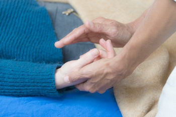 Geistheilung, heilende Hände, die Heilenergie fließen lassen in die Hand einer Patientin