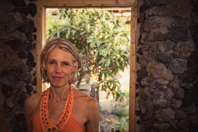 Portrait von Barbara Stumpp in ihrem Therapie Raum auf Teneriffa