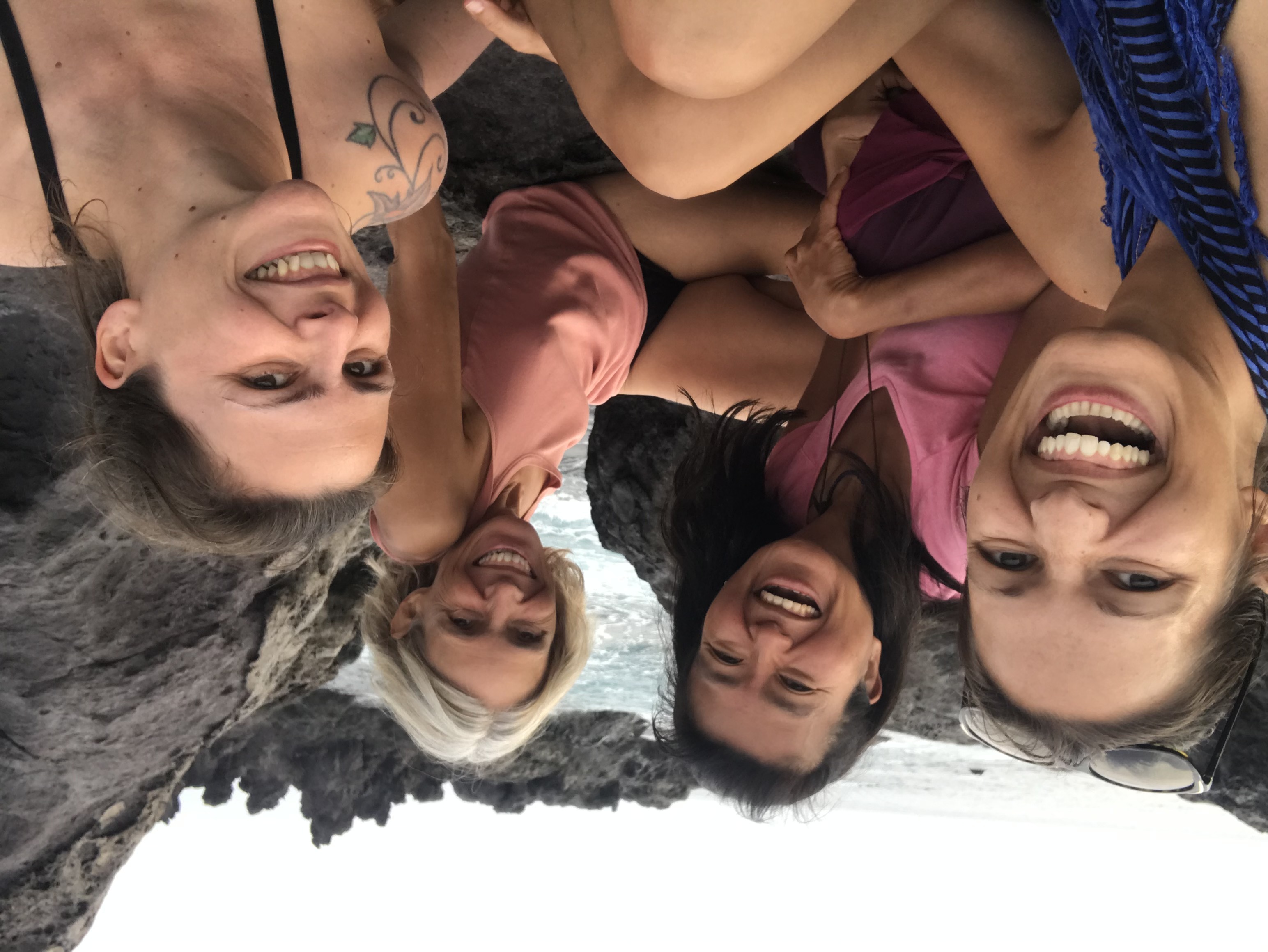 Vier lachende Frauen  am Meer von Teneriffa